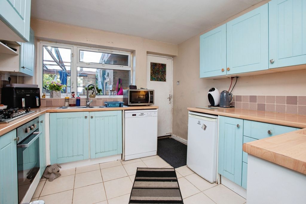 Property photo 2 of 27 Kitchen