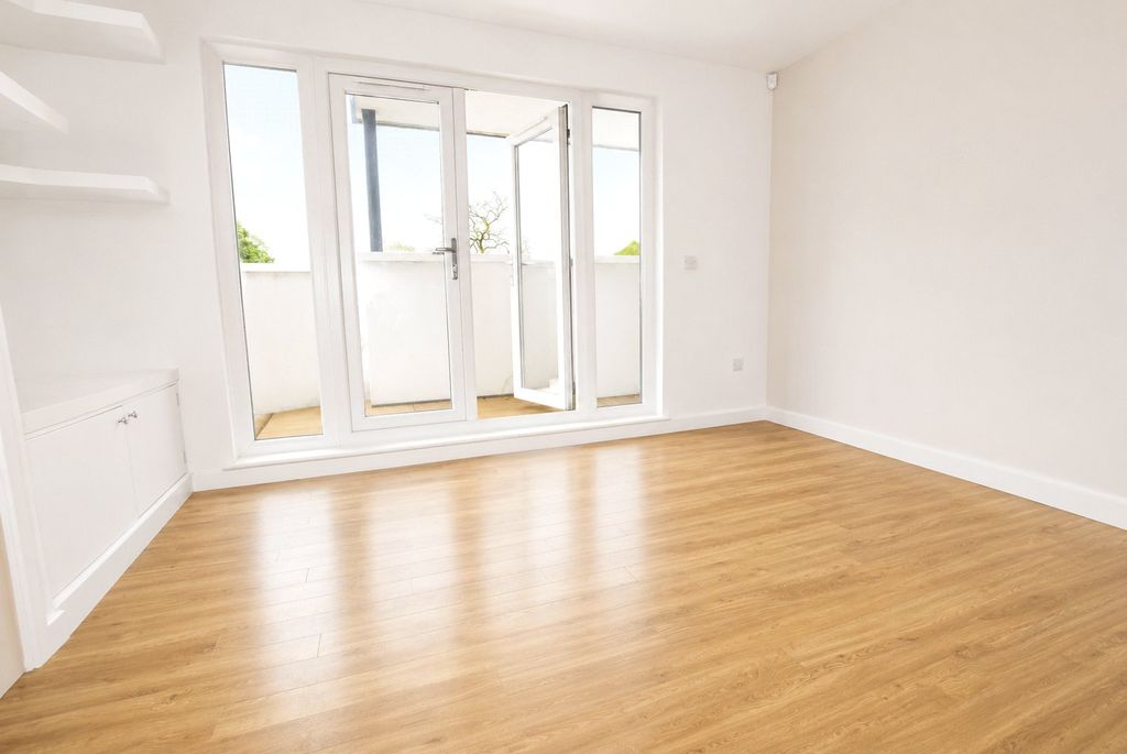 Property photo 2 of 9 Picture No. 22