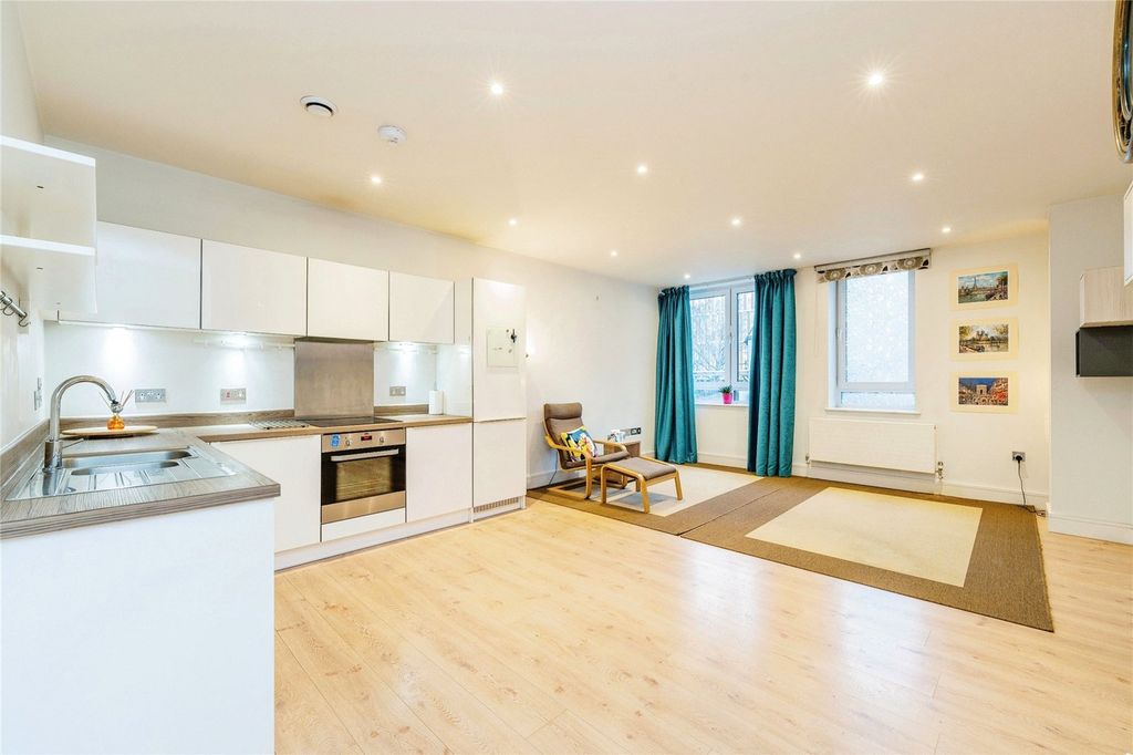 Property photo 2 of 16 Picture No. 14