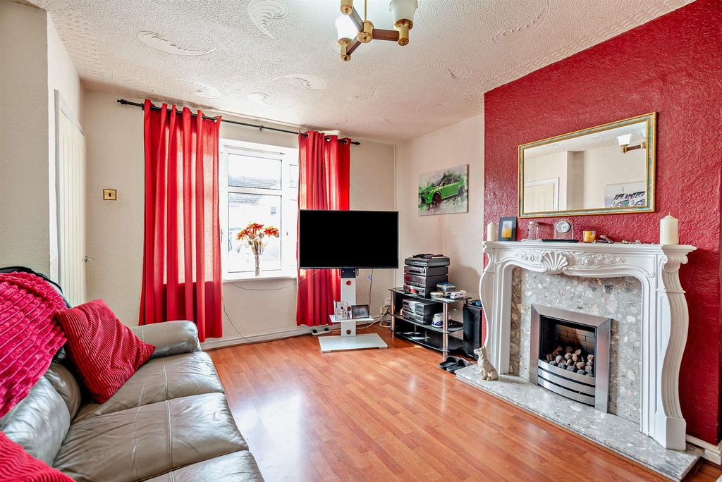 Property photo 2 of 14 8685141-Interior04-800.Jpg