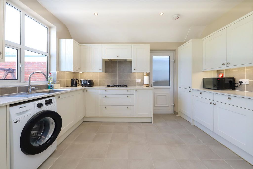 Property photo 3 of 11 Kitchen