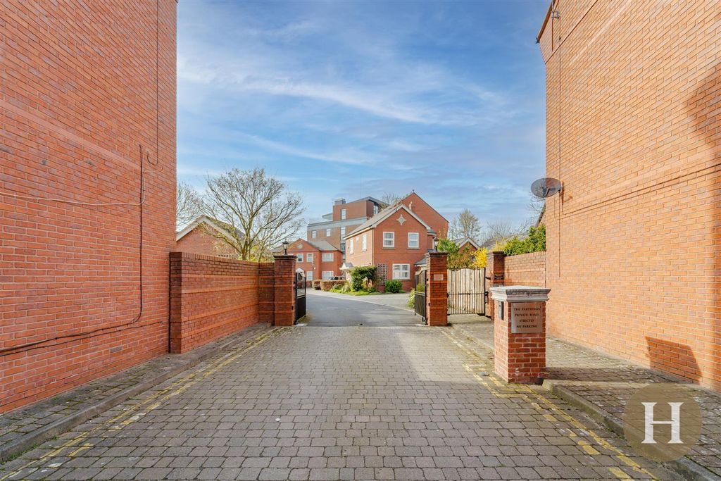 Property photo 2 of 25 Hadleigh Estate Agents-38.Jpg