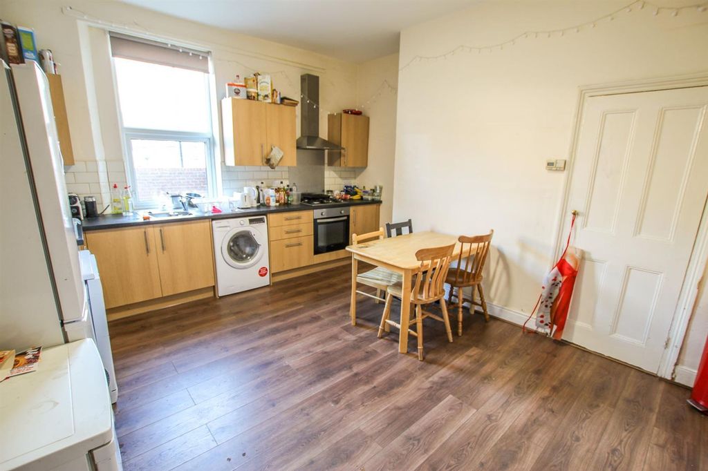 Property photo 1 of 8 Kitchen