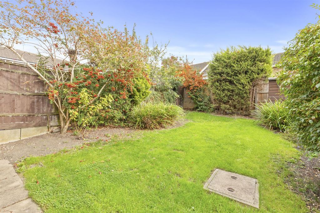 Property photo 2 of 15 27 Hillary Close, Hp21 9Tl-9.Jpg