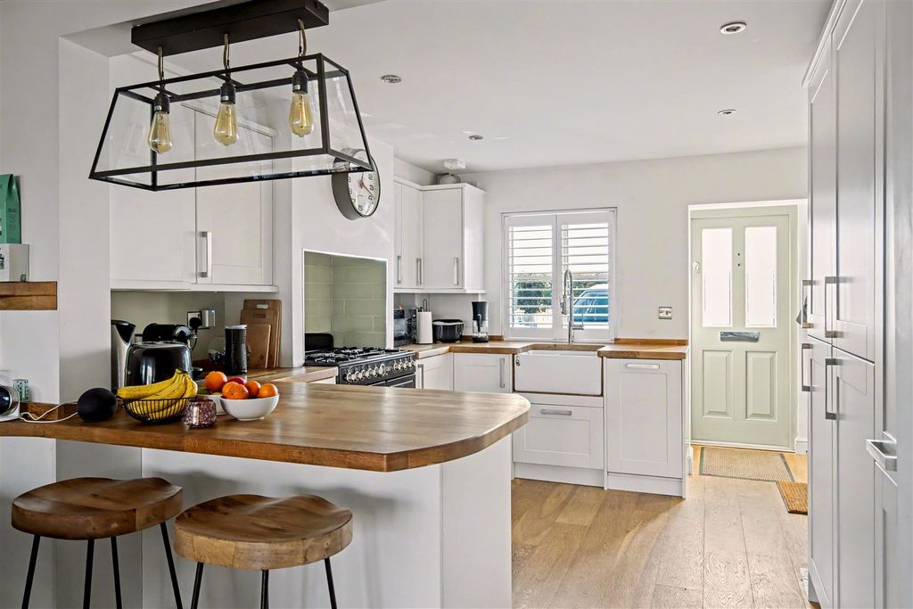 Property photo 2 of 11 Kitchen