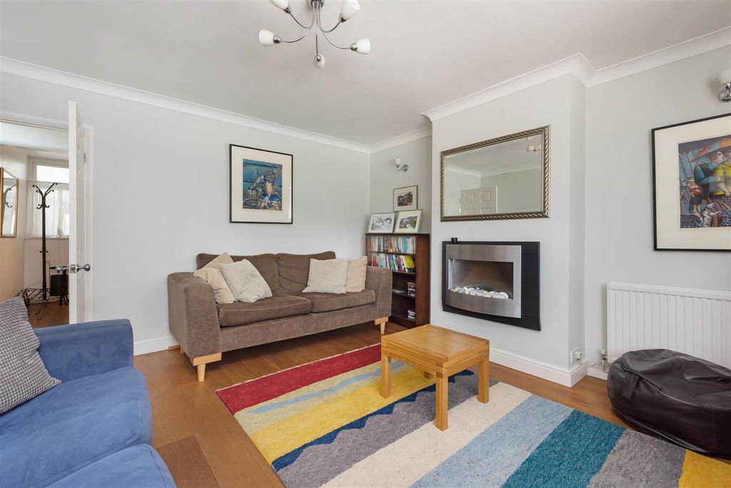 Property photo 2 of 16 Warwick Road, Whitstable