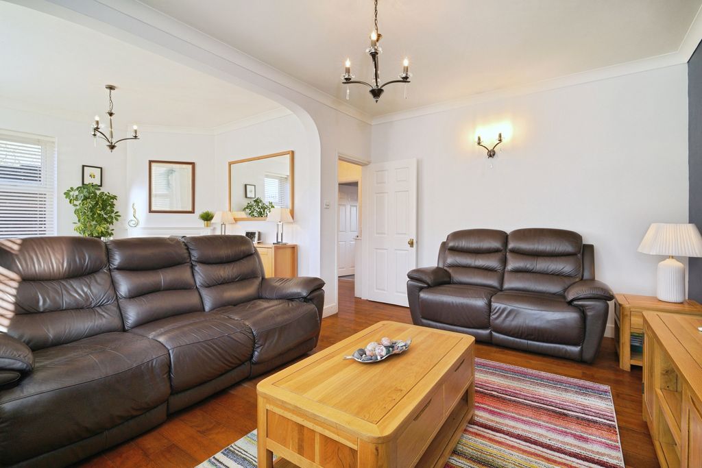 Property photo 2 of 15 Lounge