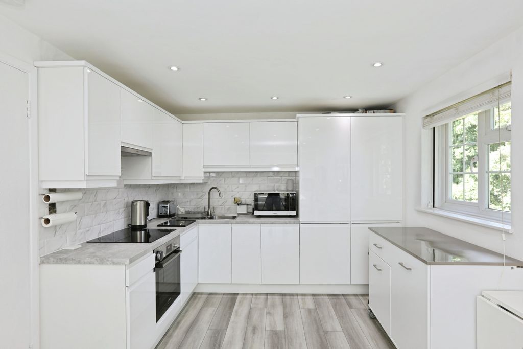 Property photo 2 of 8 Kitchen