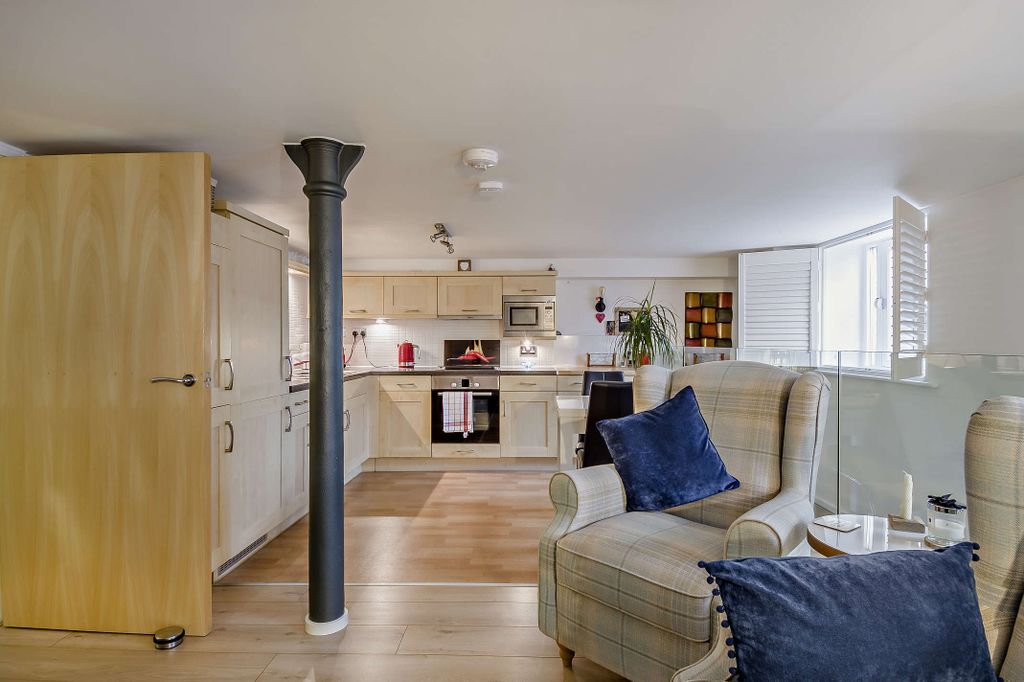 Property photo 2 of 21