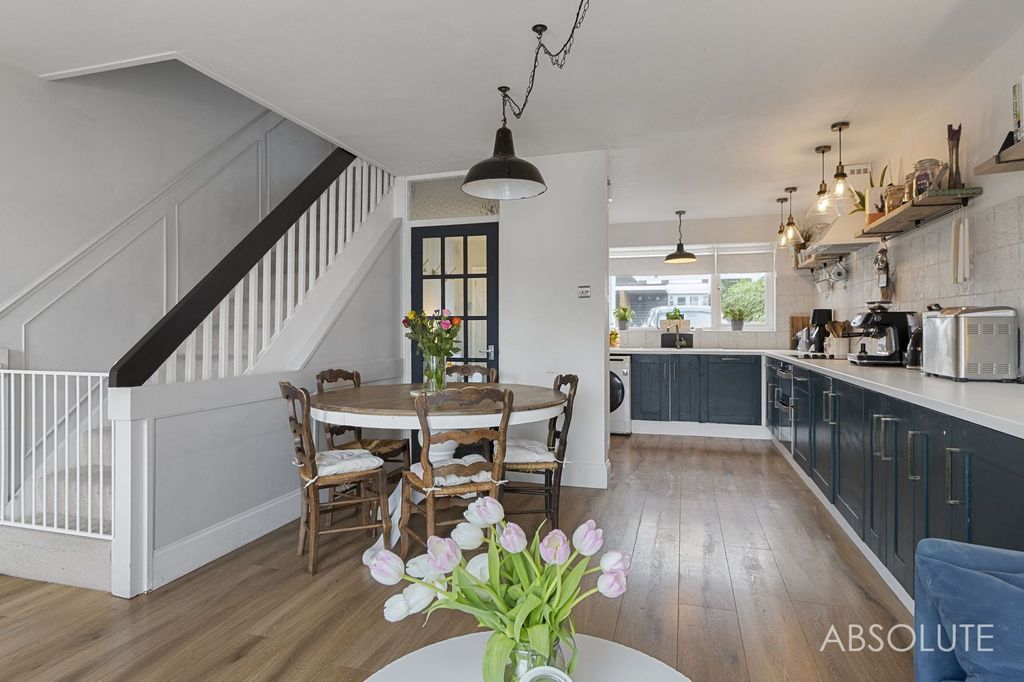 Property photo 2 of 25