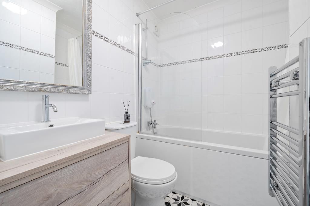 Property photo 2 of 17 Bathroom