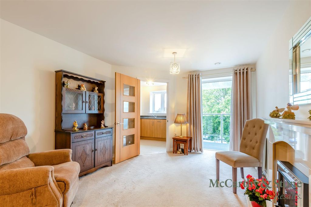 Property photo 1 of 18 8701755-Interior02.Jpg