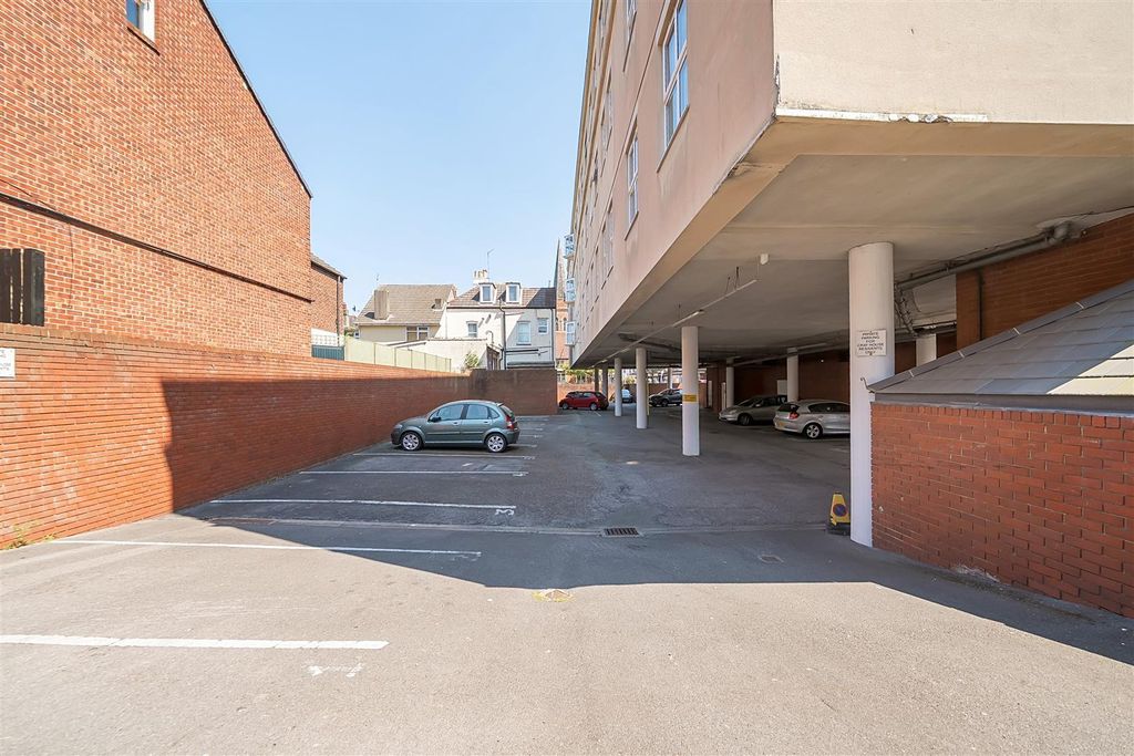 Property photo 3 of 8 Parking