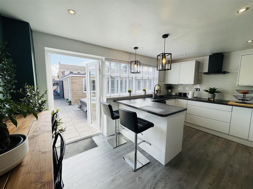 Property photo 2 of 11 Kitchen Diner