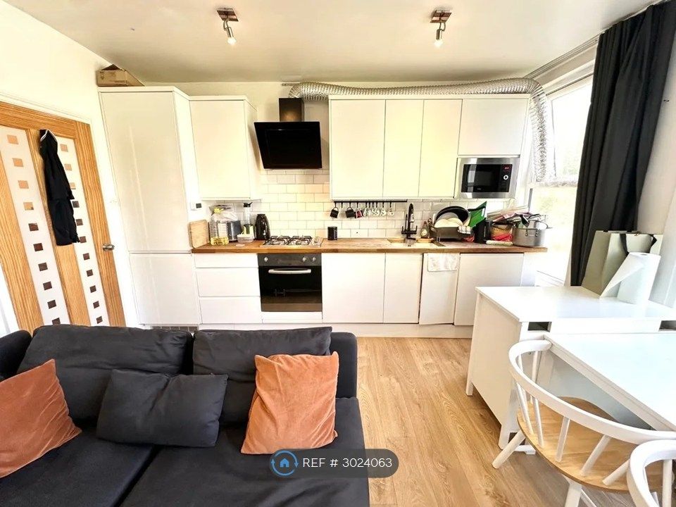 Property photo 2 of 14 Living Room &amp; Kitchen