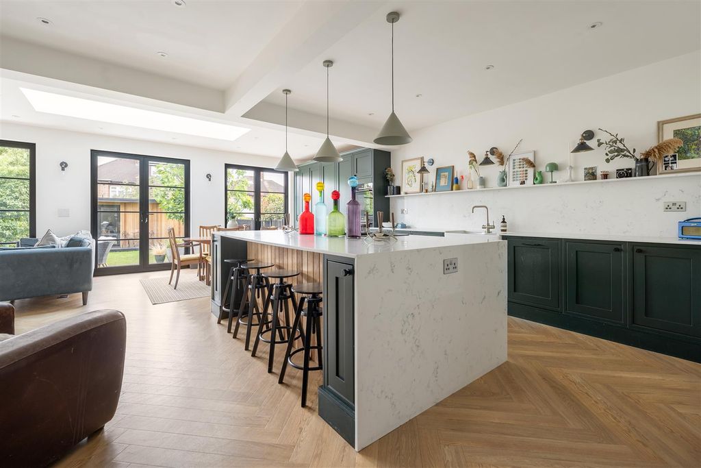 Property photo 2 of 42 Beacontree Avenue, E17