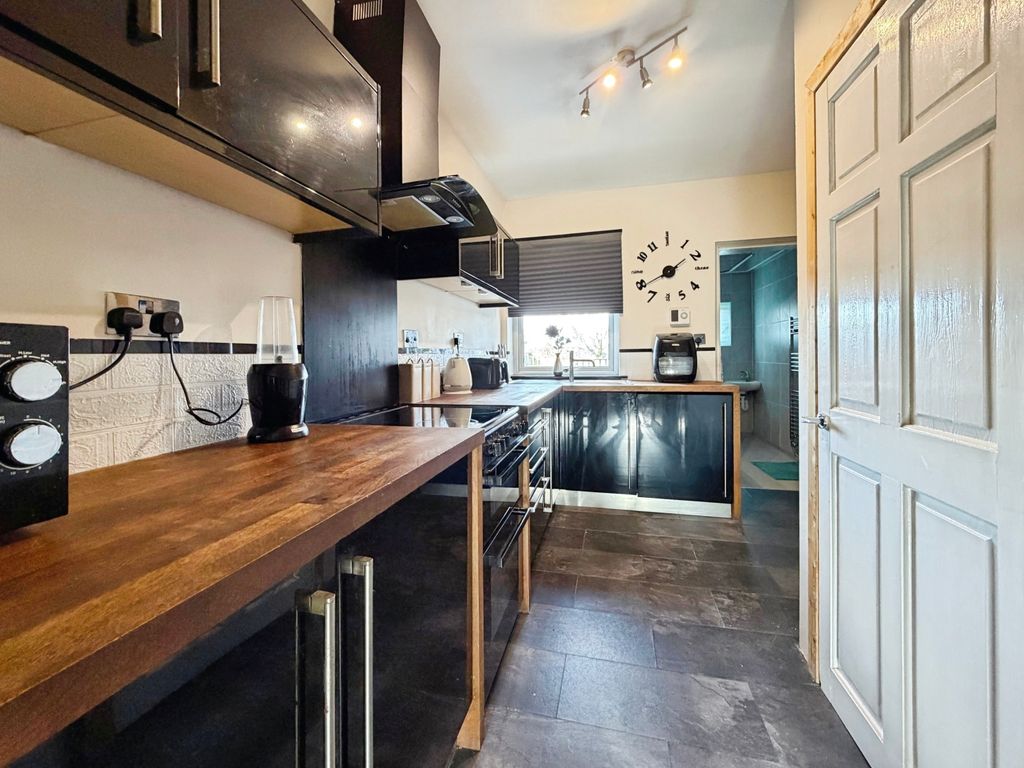 Property photo 2 of 12 Kitchen