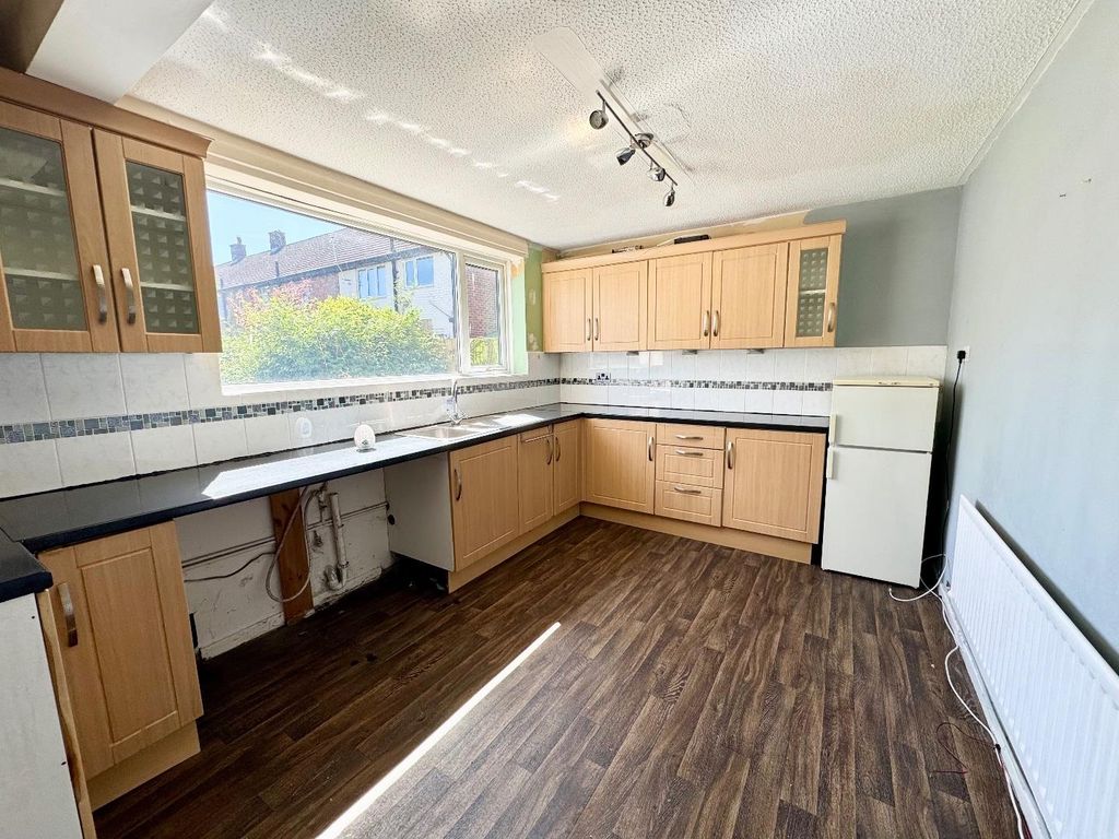 Property photo 2 of 6 Kitchen