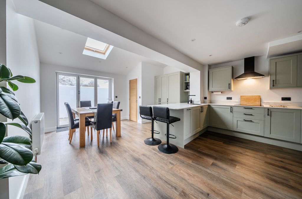 Property photo 2 of 13 1409083-20-6985cd...