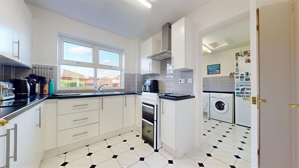 Property photo 3 of 30 Melville Close Kitchen