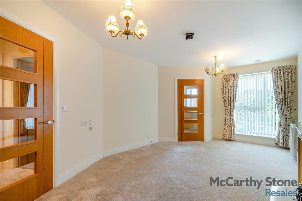 Property photo 3 of 17 8698643-Interior03.Jpg
