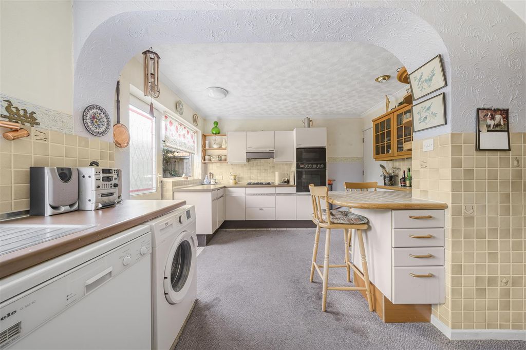 Property photo 3 of 12 18 Redford Road, Sl4 5Ss10.Jpg