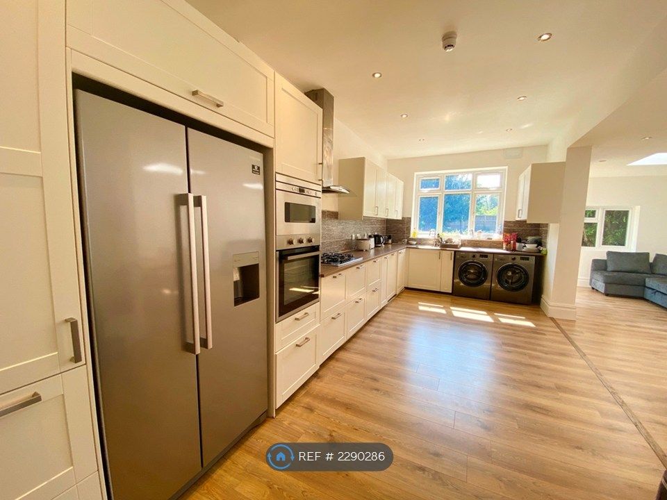 Property photo 1 of 7 Huge Open Plan Modern Kitchen