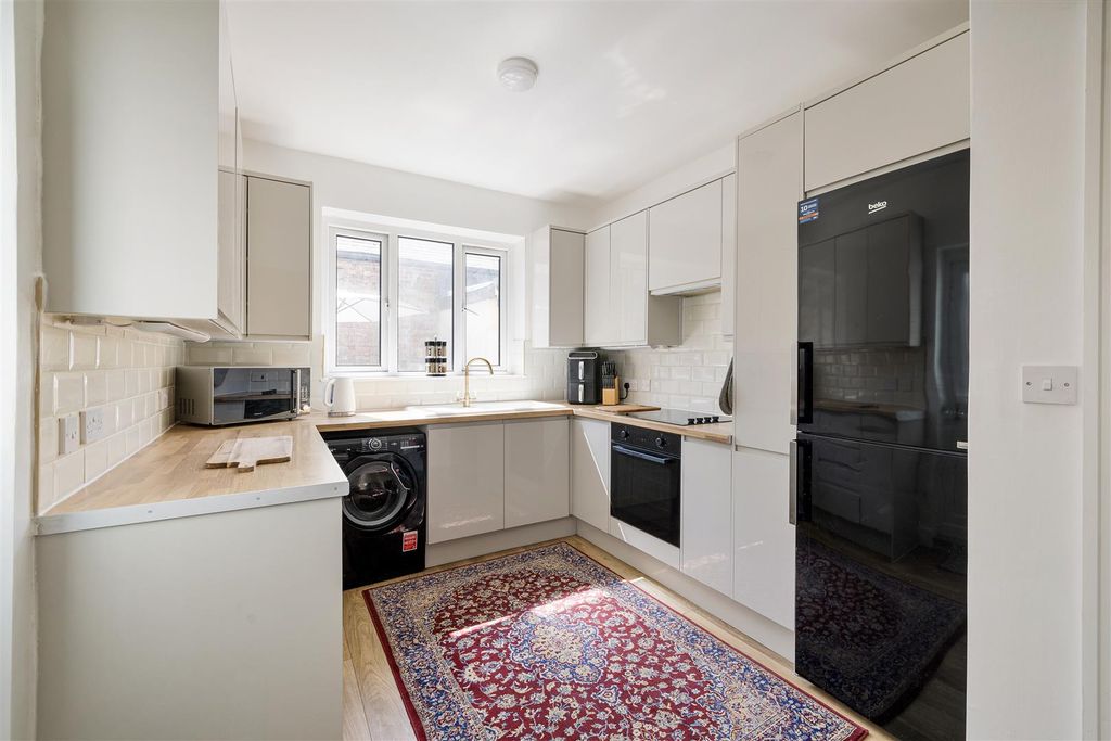 Property photo 3 of 28 Ferndale Road, E11