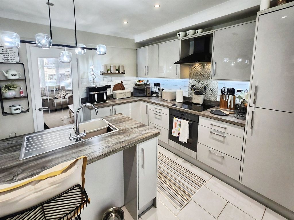 Property photo 3 of 16 Breakfast Kitchen