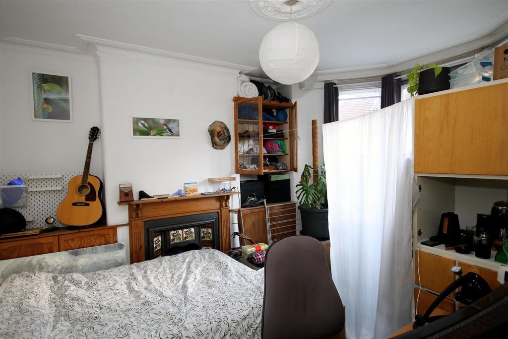 Property photo 2 of 9 Bedroom