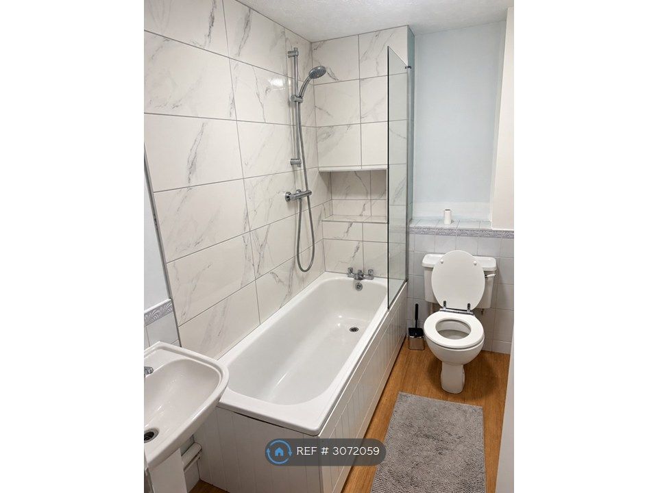 Property photo 3 of 10 Bathroom
