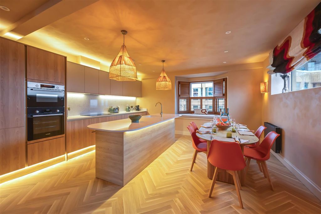 Property photo 3 of 33 Queens Square, 7, Penhouse_005.Jpg