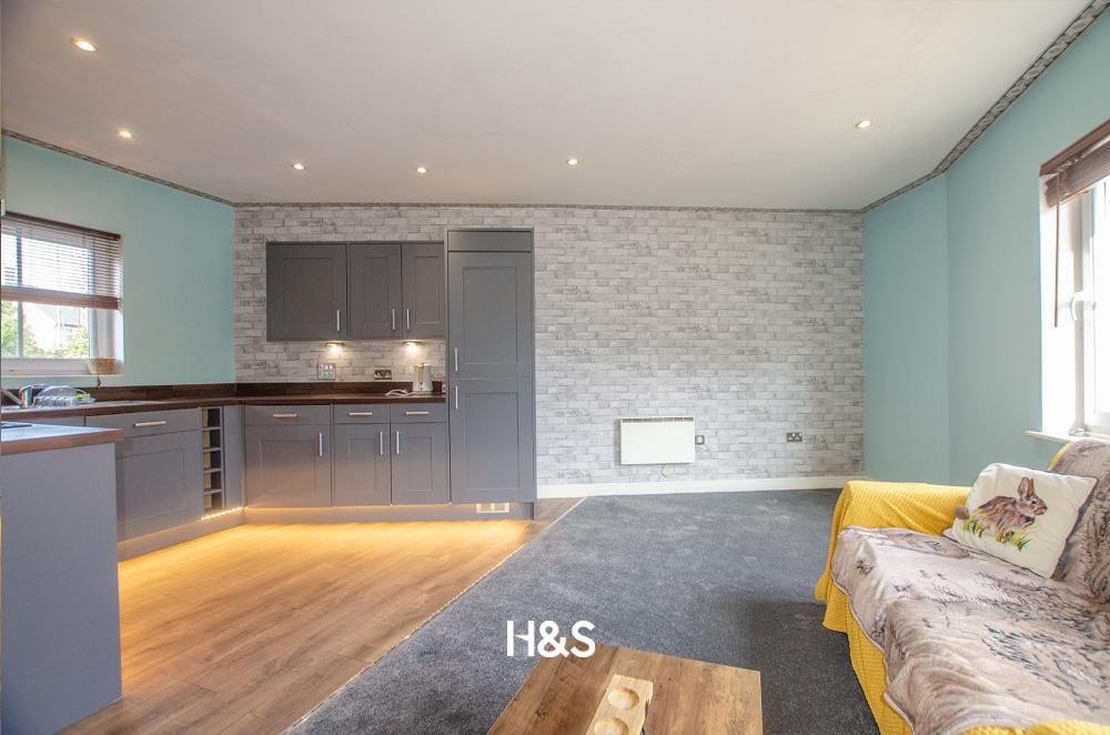 Property photo 1 of 11 Dickens Heath Road..Jpg