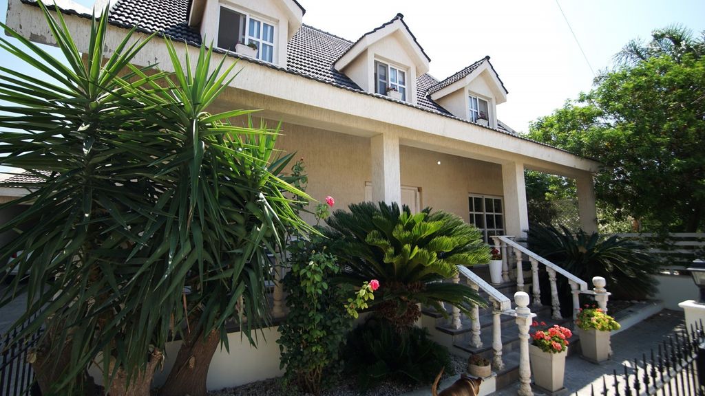 Property photo 2 of 32