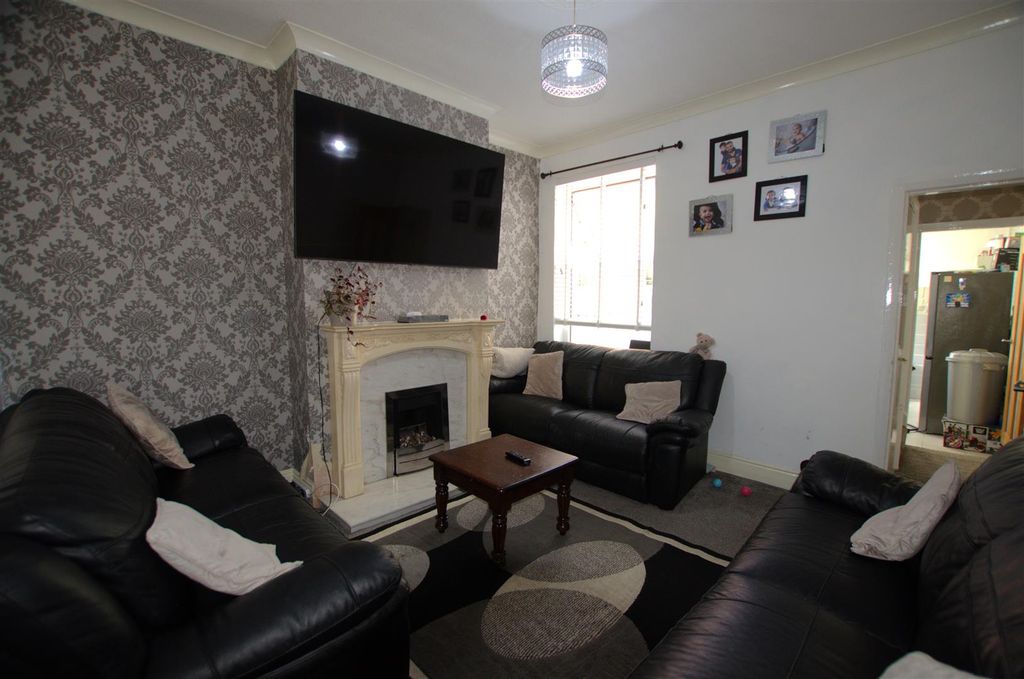 Property photo 2 of 9 530 Warwick Road - Rec2.Jpg
