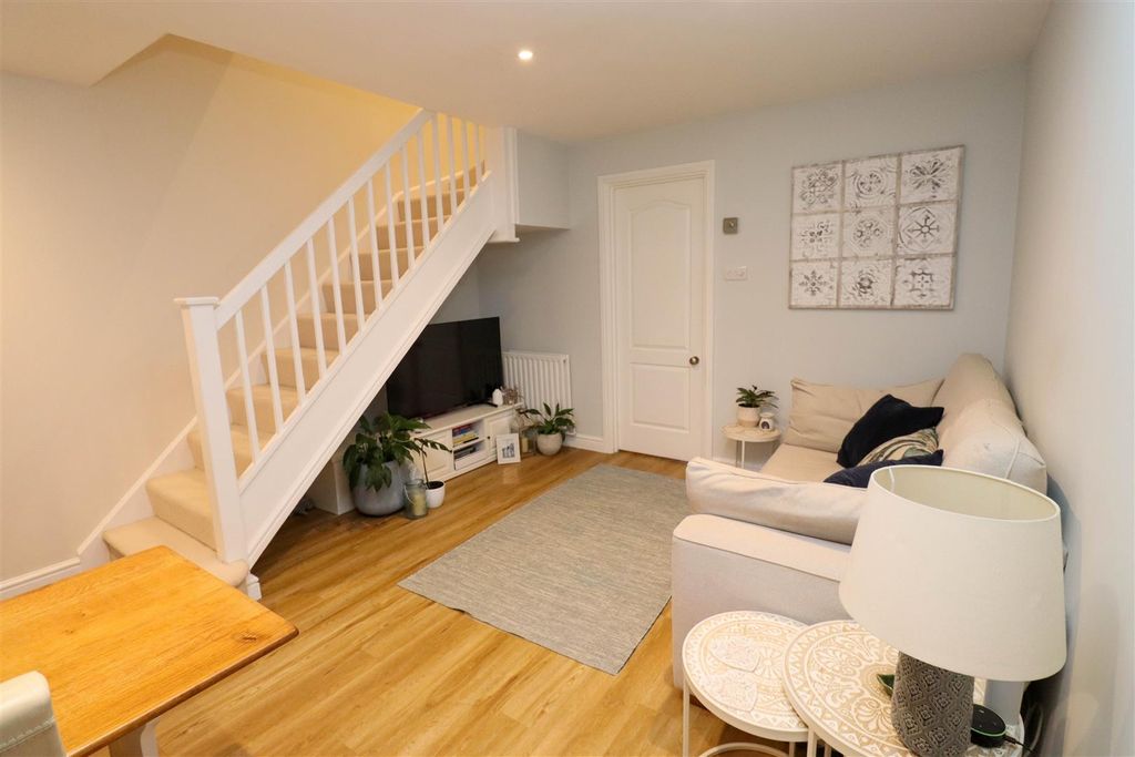 Property photo 3 of 19 Lounge