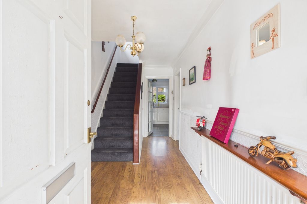 Property photo 2 of 20 Ewemove - Splading - Mountbatten Avenue - Hallway