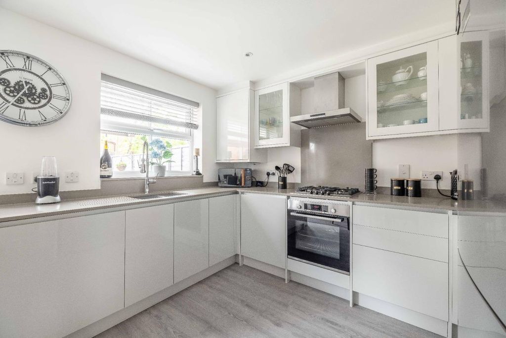 Property photo 3 of 27