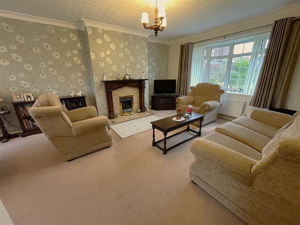 Property photo 3 of 36 Lounge