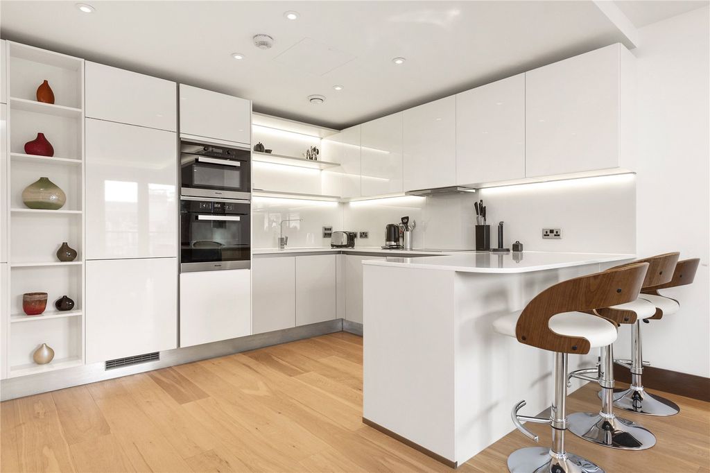 Property photo 3 of 10 Kitchen