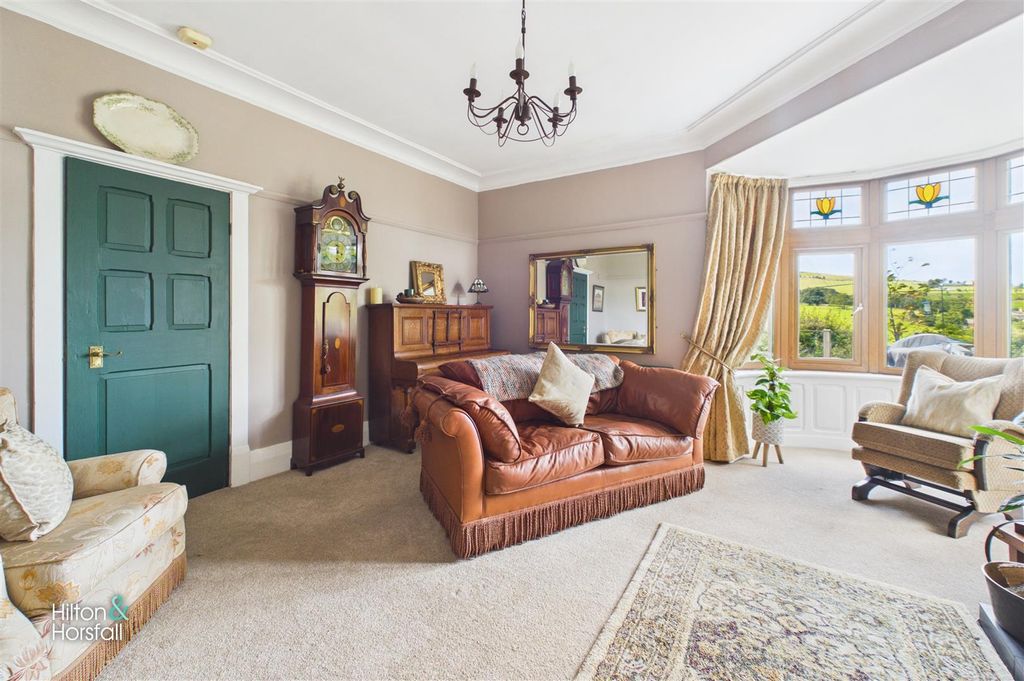 Property photo 3 of 34 Oakbank