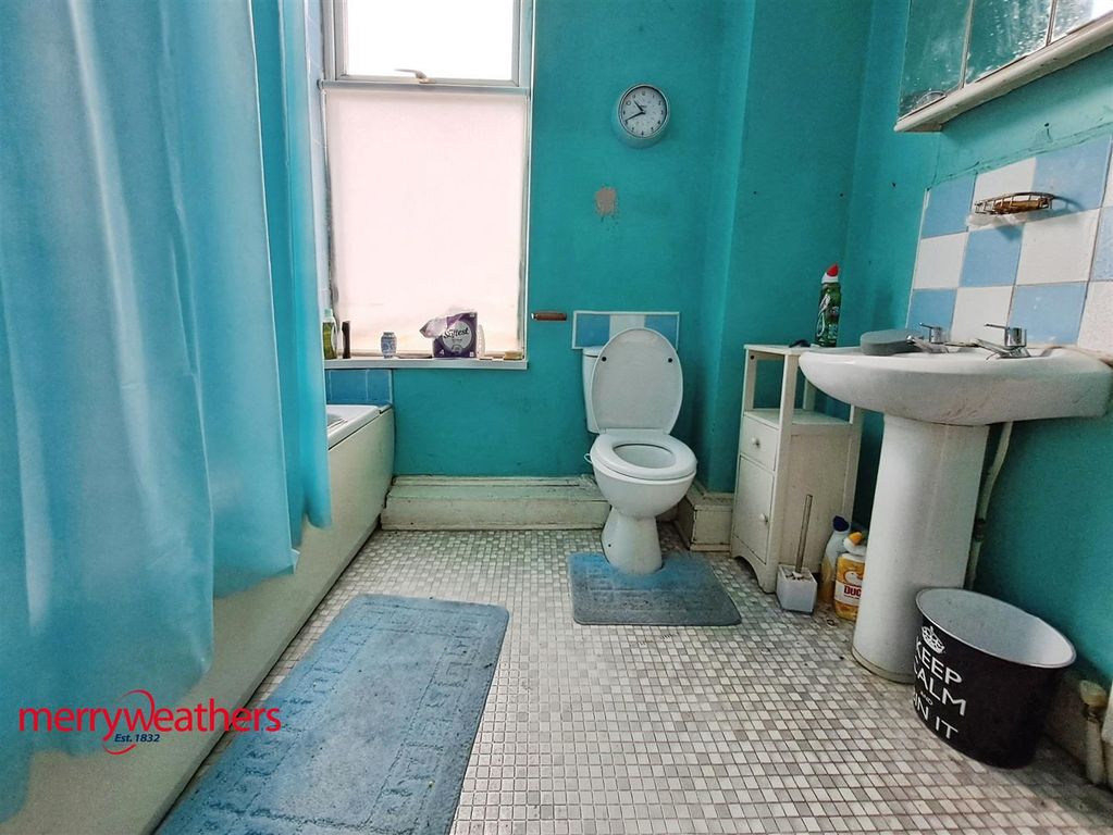 Property photo 3 of 7 Bathroom