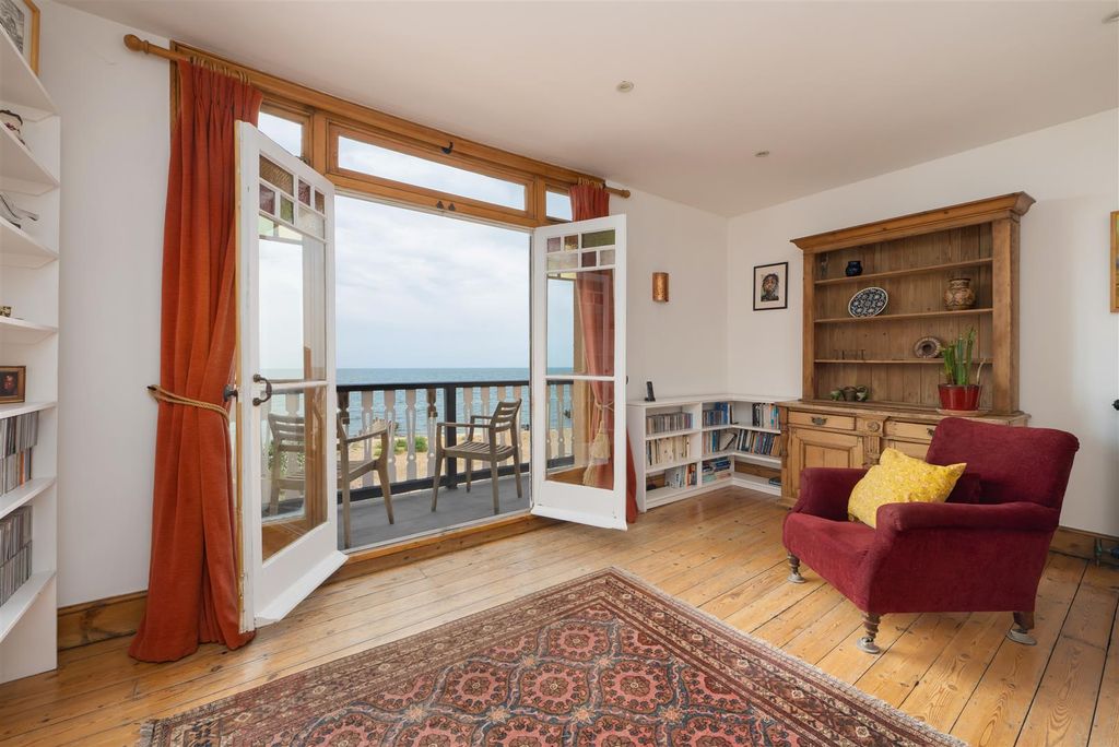 Property photo 3 of 39 Wave Crest, Whitstable