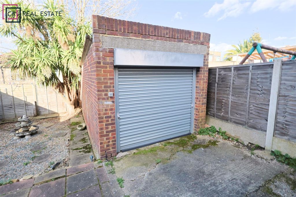 Property photo 3 of 11 Garage