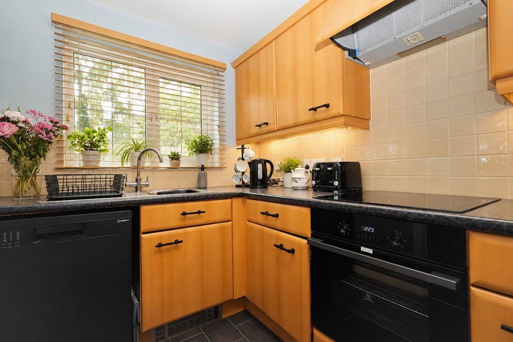 Property photo 3 of 10 Kitchen
