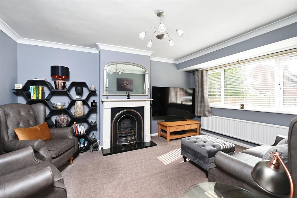 Property photo 2 of 15 Blunden Close