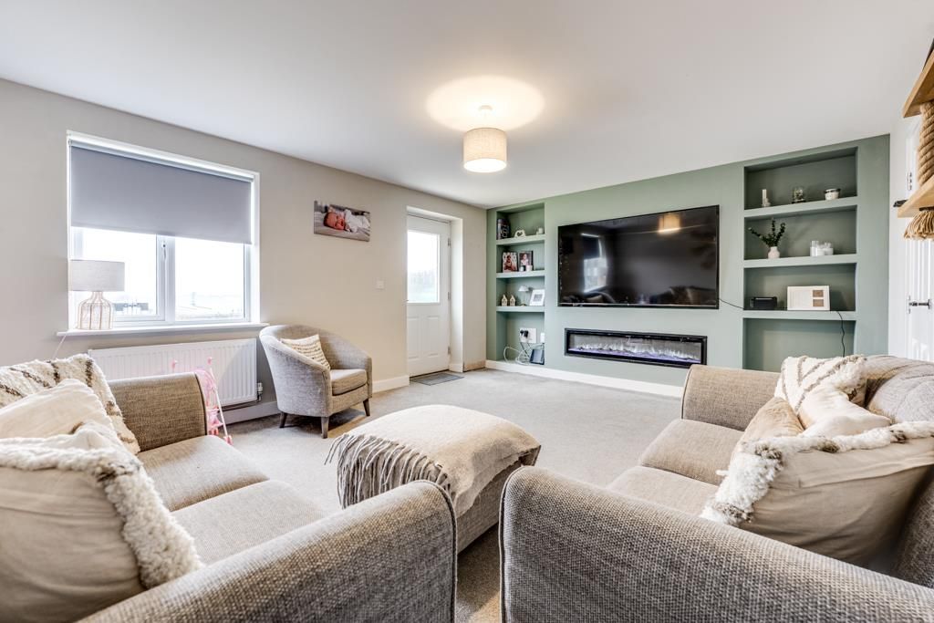 Property photo 2 of 22 4 Sapphire Street, Irhlingborough-11.Jpg