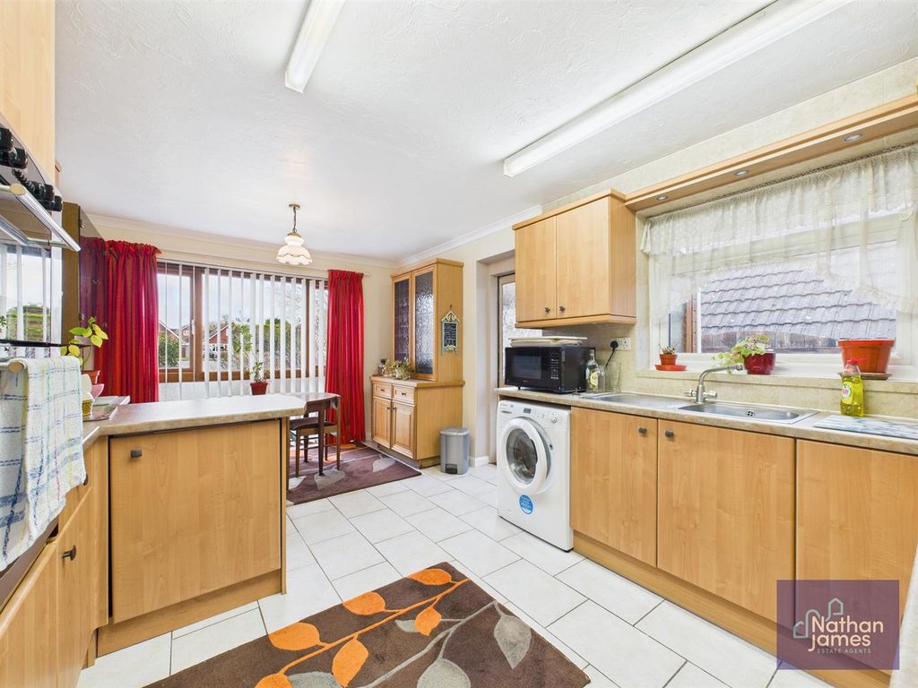 Property photo 3 of 17 Kitchen