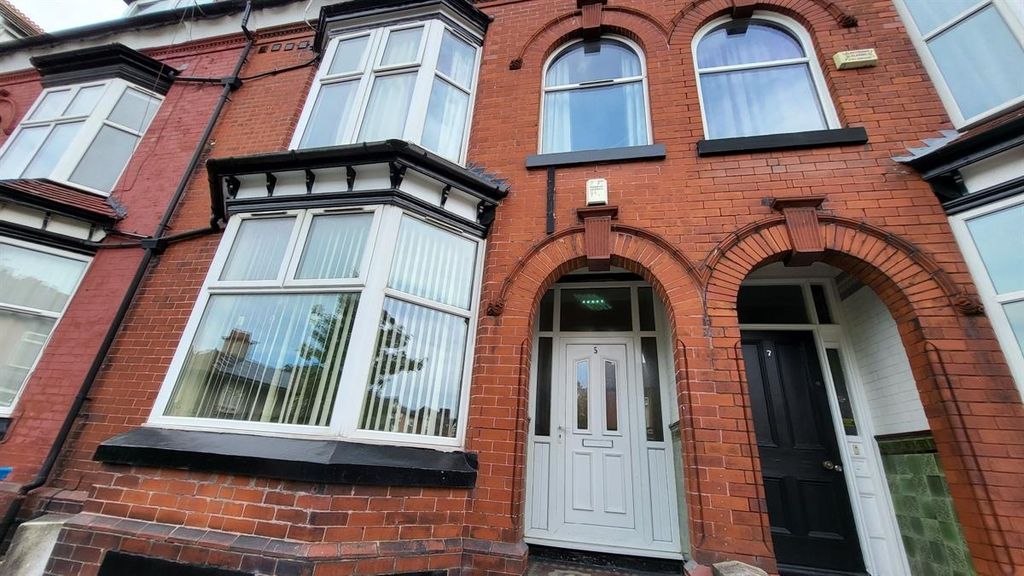 Property photo 2 of 15 Attractive Red-Brick Terraced Property With A Bay ...