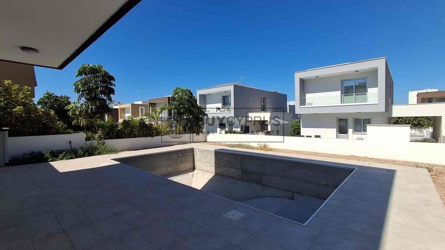 Property photo 3 of 27